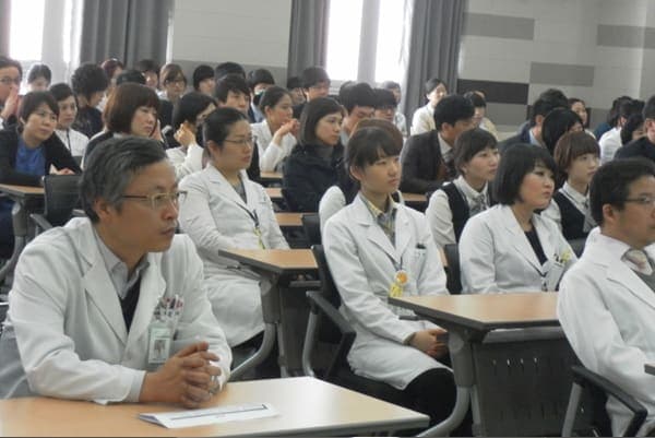 [4월 5일]직원조회 사진 1