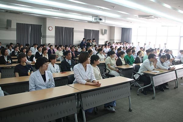 [4월 5일]직원조회 사진 1
