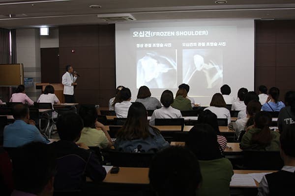 김기봉 진료부장, 어깨질환 conference 실시 사진 1