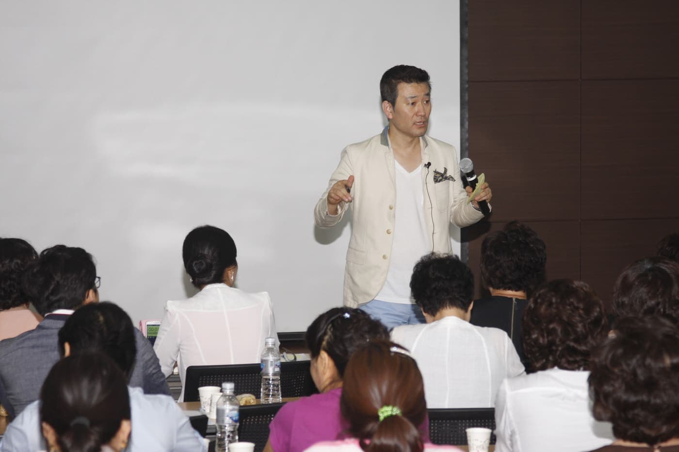 11층 유비스홀에서 작가와 함께하는 강연회 성료 사진 1
