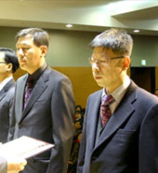 옹진군수님 감사표창장을 병원장님께서 받으셨습니다. 사진 1