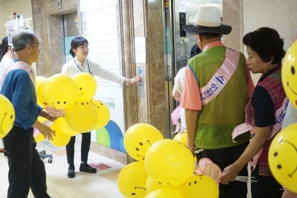 인천 남구 노인복지관 어르신들의 웃음 가득한 미소데이 사진 1